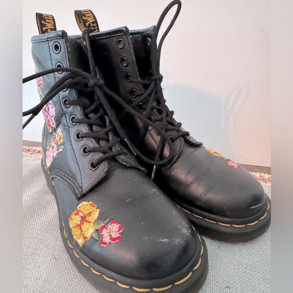 Dr. Marten’s Vonda size 6 embroidered floral black boot